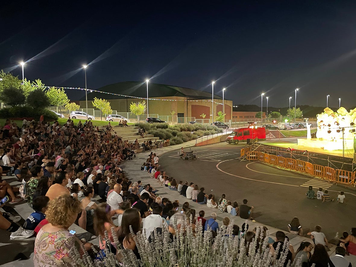 La mejor galería del Verano Cultural de Carbajosa y el espectáculo «Un cuento de brujas»