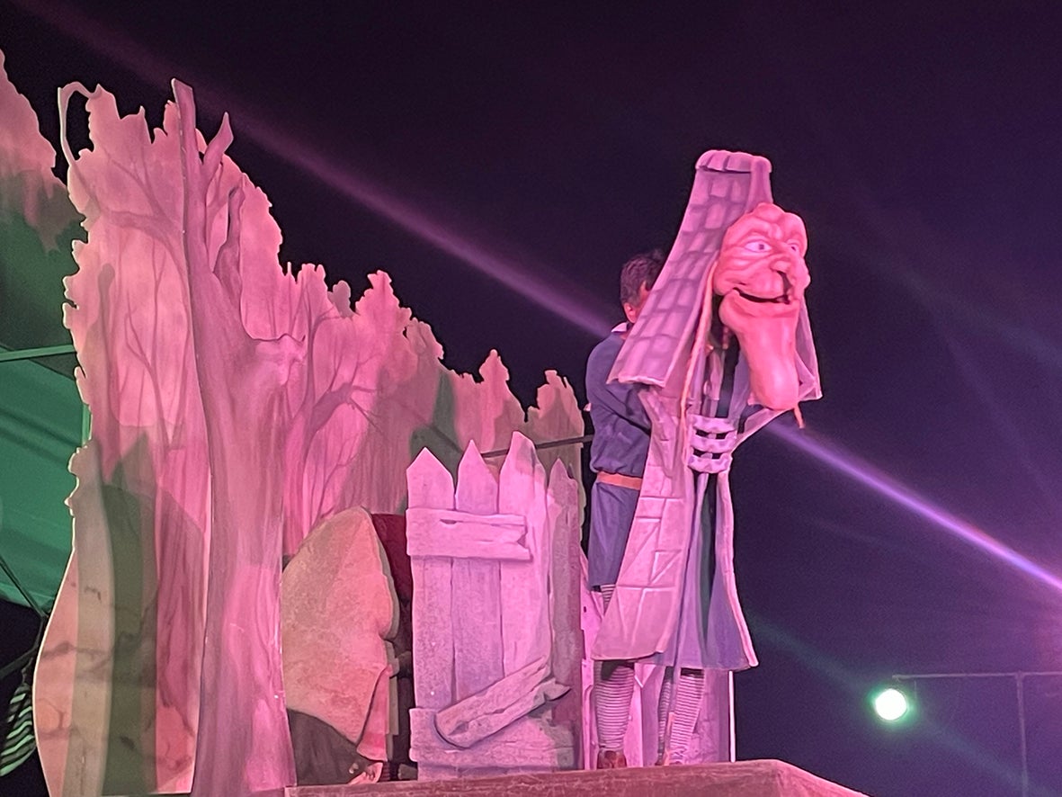 La mejor galería del Verano Cultural de Carbajosa y el espectáculo «Un cuento de brujas»