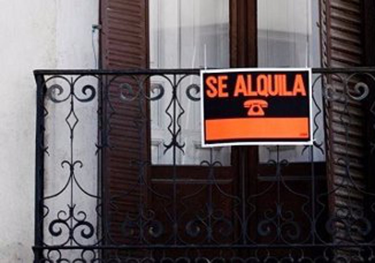 Cartel de «se alquila» colgado en un piso.