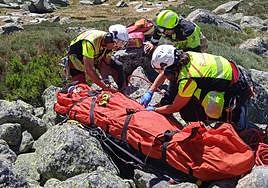 Momento del rescate del herido en el paraje de Hoya Moros en Candelario.