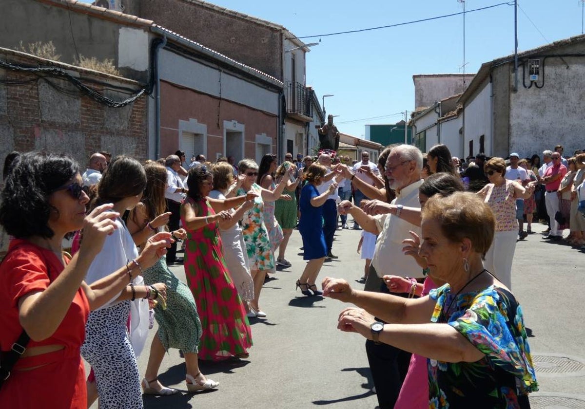 Jotas y vivas a San Pedro ad Víncula como colofón de las fiestas de Villar