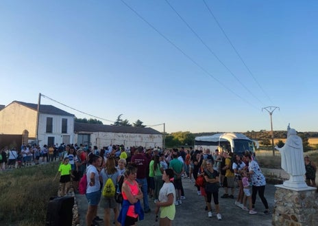 Imagen secundaria 1 - 200 peregrinos llegan a Mancera de Abajo en la primera ruta nocturna