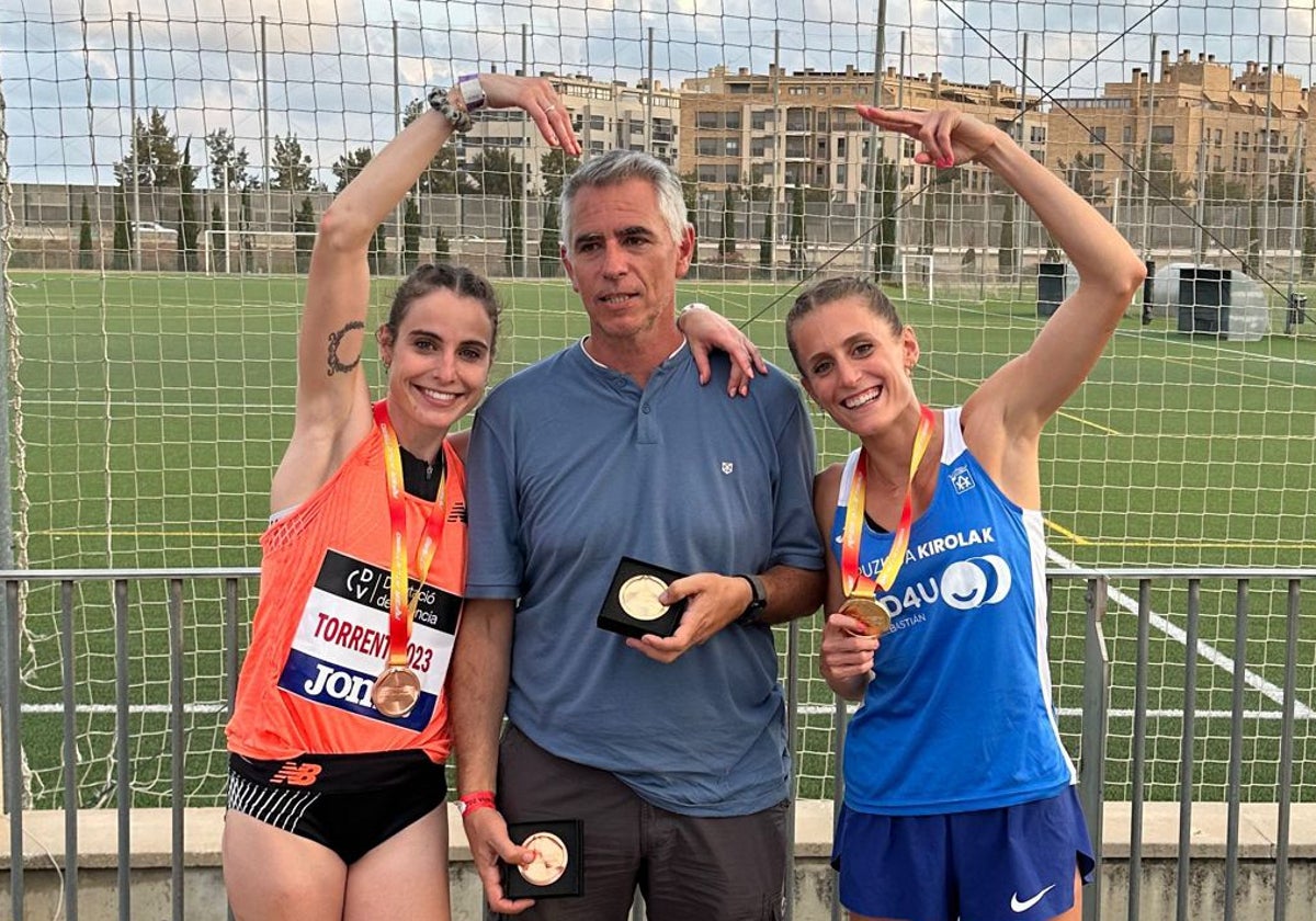 Lorena Martín y Lorea Ibarzabal, con Uriel Reguero en el Nacional.