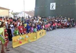 Multitud de niños y adultos participan cada año en el concurso de disfraces de Agallas