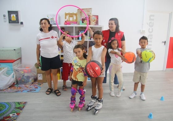 Monitoras y niños del campamento de Cruz Roja en Santa Marta de Tormes.