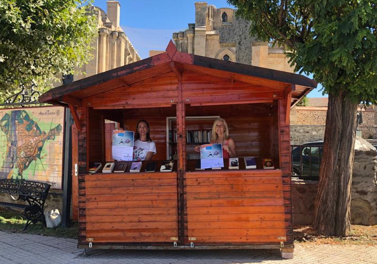 La edil de Cultura, Ana González, junto a la alcaldesa, Concepción Miguélez en la nueva biblioteca libre de la caseta de la Plaza del Peregrino en Alba de Tormes.