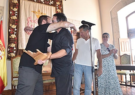 Imagen secundaria 1 - Público asistente a la inauguración del festival y momento del homenaje al actor Jaime Santos.