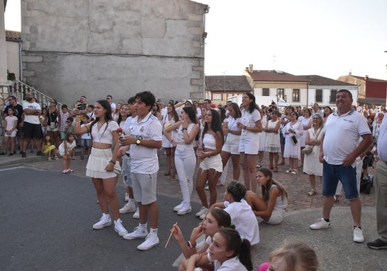 Imagen de los vecinos vestidos de blanco para cumplir con la temática ibicenca en el correpeñas inaugural.