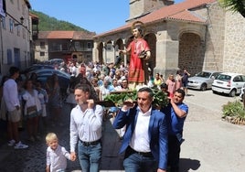 Las autoridades locales fueron las encargadas de sacar al santo en procesión desde la iglesia