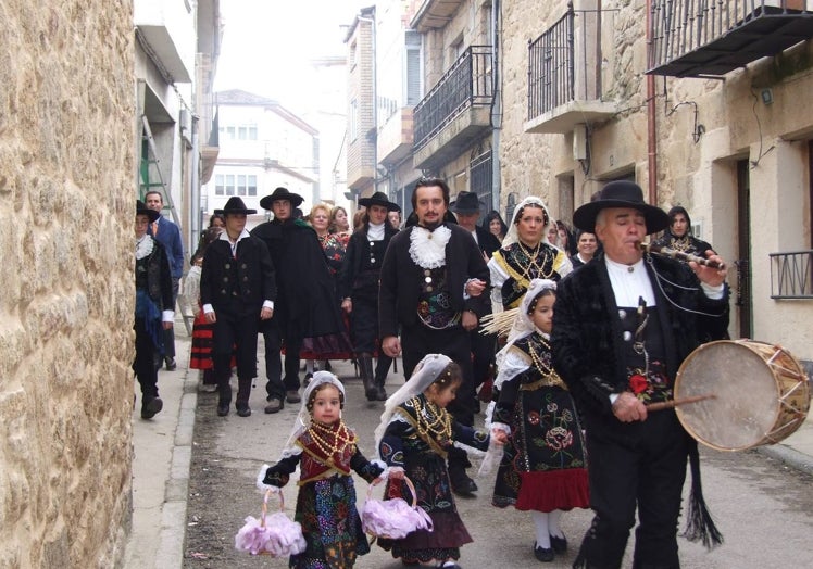 Foto de archivo de la comitiva de una boda charra celebrada en Aldeadávila en el año 2008