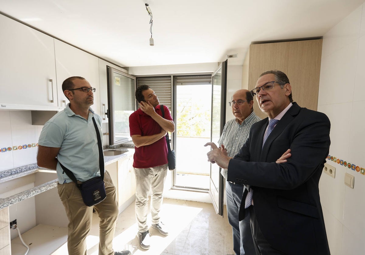 Fernando Carabias, concejal de Fomento y Urbanismo, durante la visita.