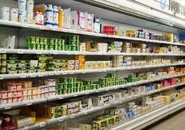 Yogures en un supermercado.