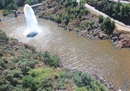 Salida de agua de desembalse de la presa de Irueña sobre el río Águeda