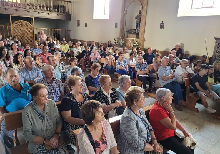 Imagen principal - Los vecinos disfrutaron del concierto y subasta benéficos organizados para sufragar los costes de la restauración del retablo.