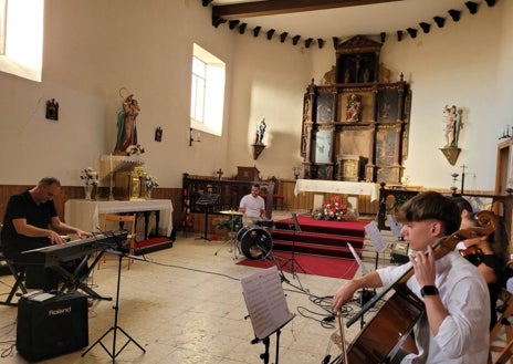 Imagen secundaria 1 - Los vecinos disfrutaron del concierto y subasta benéficos organizados para sufragar los costes de la restauración del retablo.