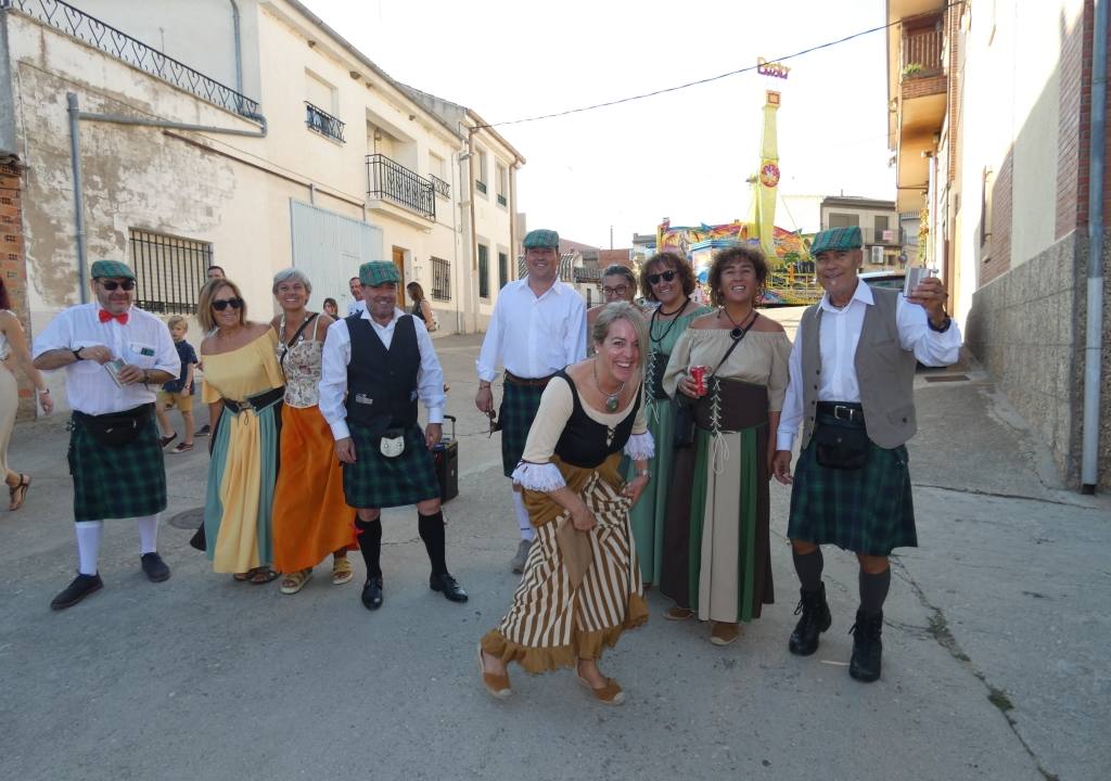 Litros de cerveza y kilos de salchichas animan la tarde de fiesta en Alaraz