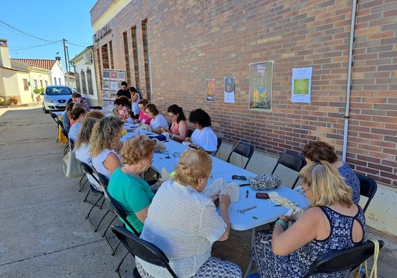 Taller de bordado «al fresco» en Calzada de Don Diego