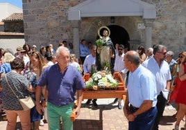 Momento de la salida de la imagen de Santo Domingo de la iglesia para celebrar la procesión en su honor