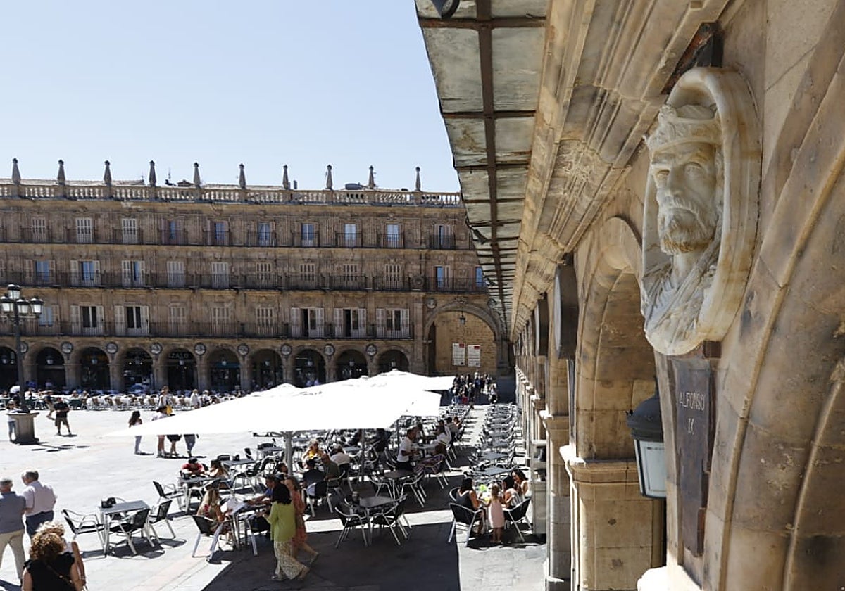 El medallón dedicado a Alfonso IX ya puede contemplarse en la Plaza Mayor