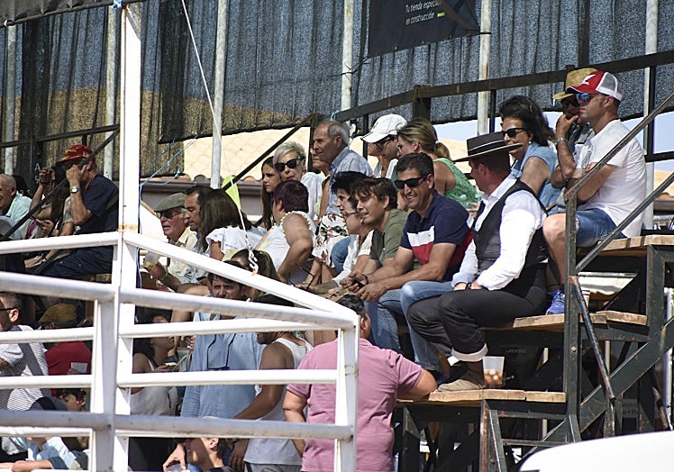 El público del campeonato de Doma y Faenas de Campo en las gradas del Centro Ecuestre «Casasola»