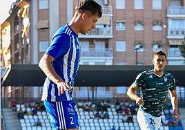 Toti presiona al defensa del Talavera Javi Fontán.