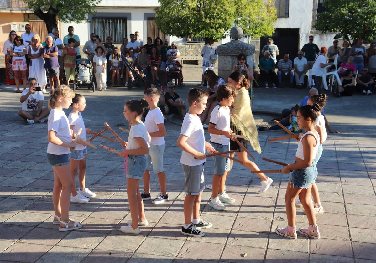 Los más jóvenes se suman a la tradición de los paleos en Peromingo