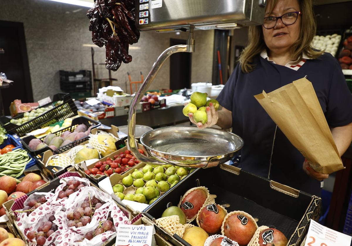 Higos y mangos en uno de los puestos del mercado.