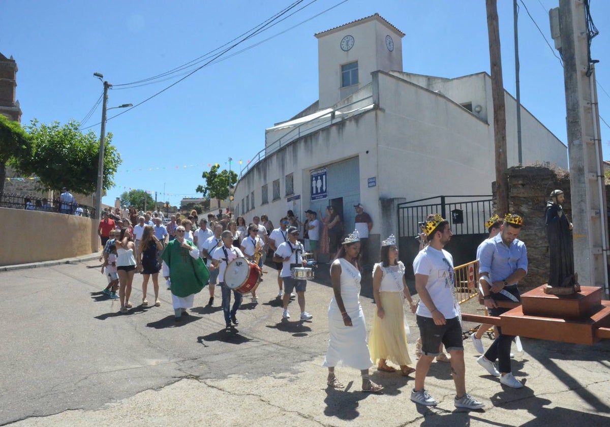 Saelices el Chico palpita en la procesión de San Benito