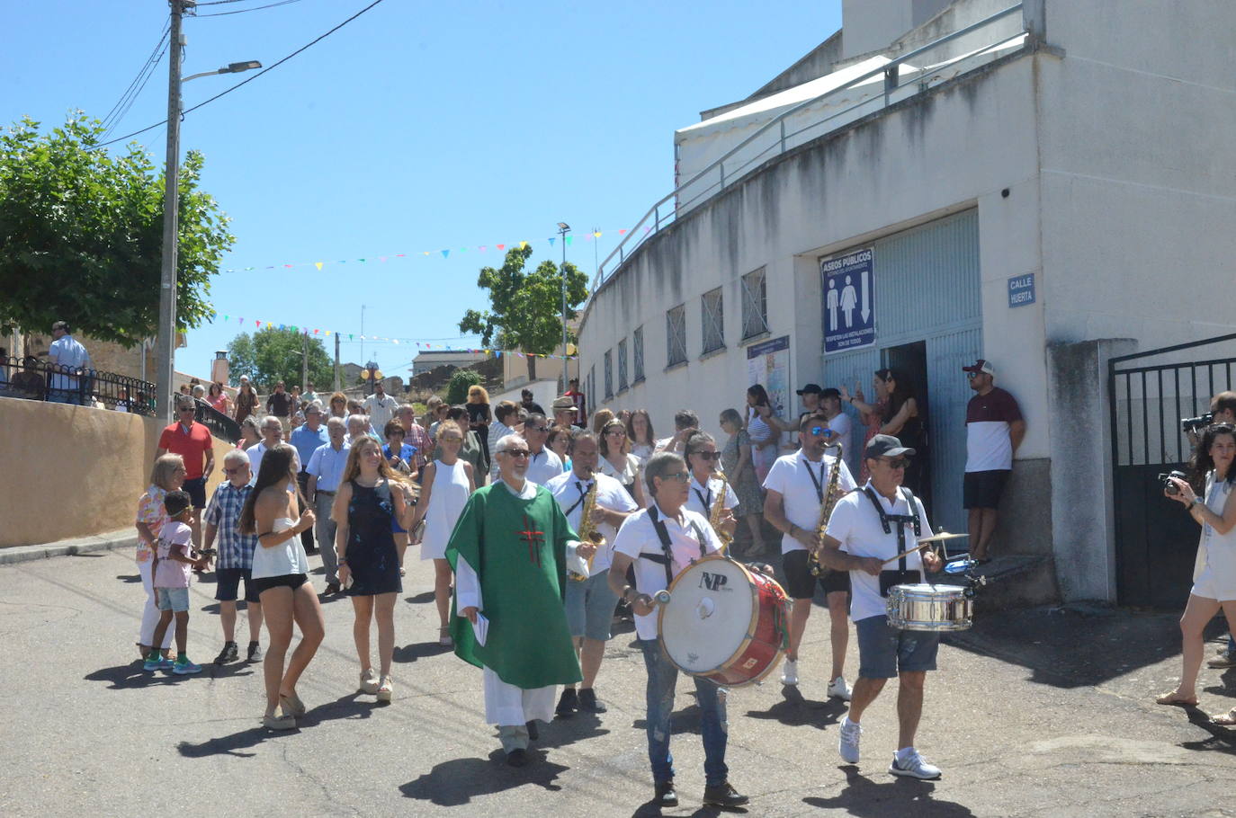 Saelices el Chico palpita en la procesión de San Benito