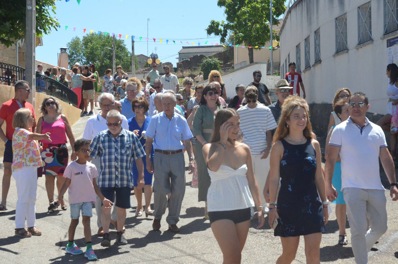 Saelices el Chico palpita en la procesión de San Benito