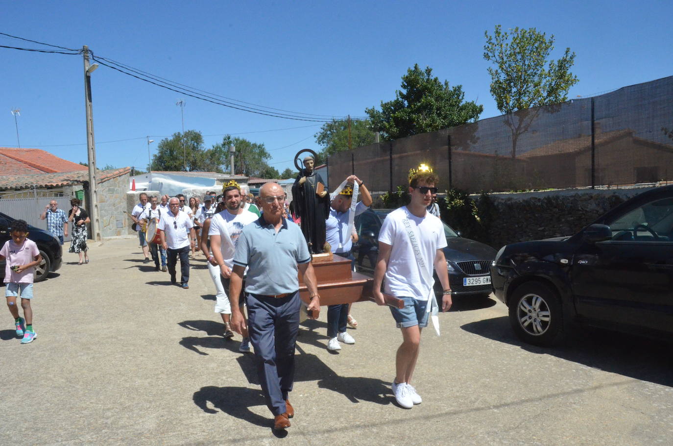 Saelices el Chico palpita en la procesión de San Benito