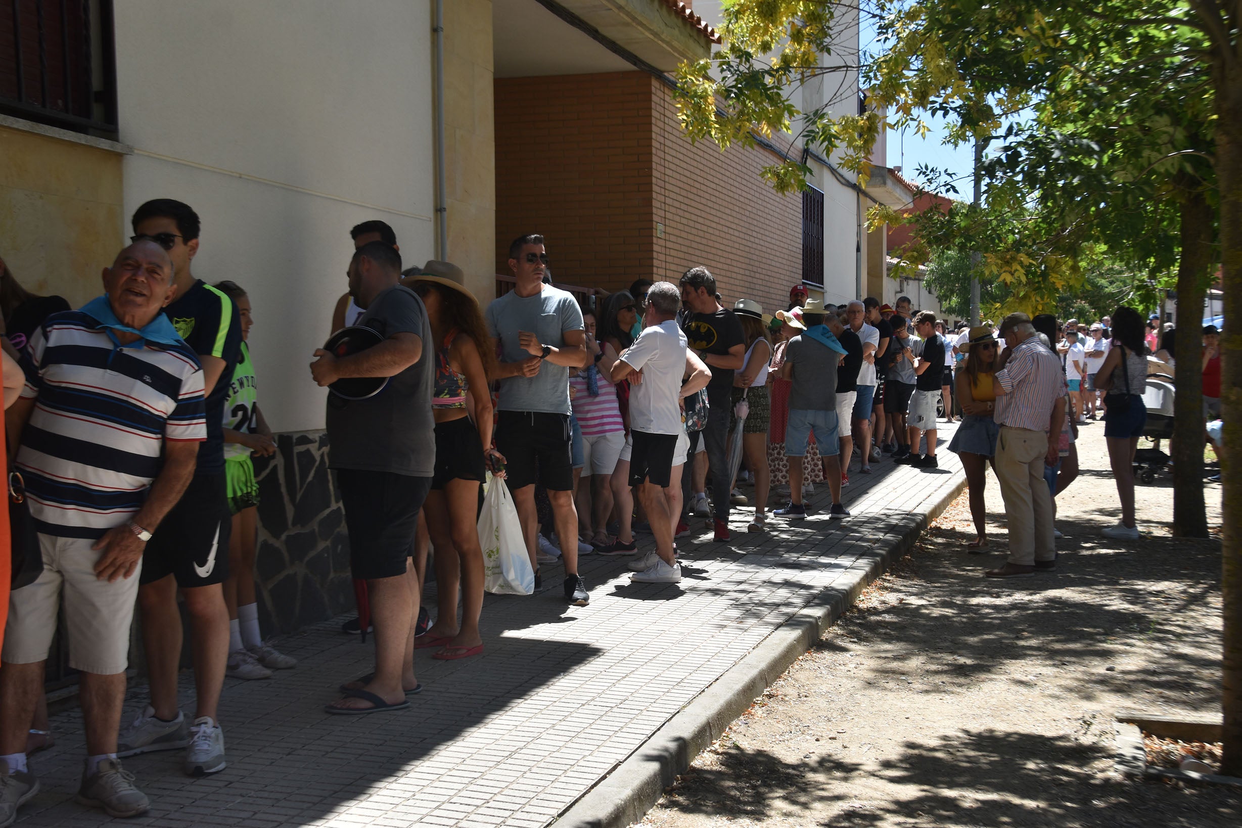 San Cristóbal de la Cuesta reparte 1.800 raciones solidarias de paella en el fin de fiestas