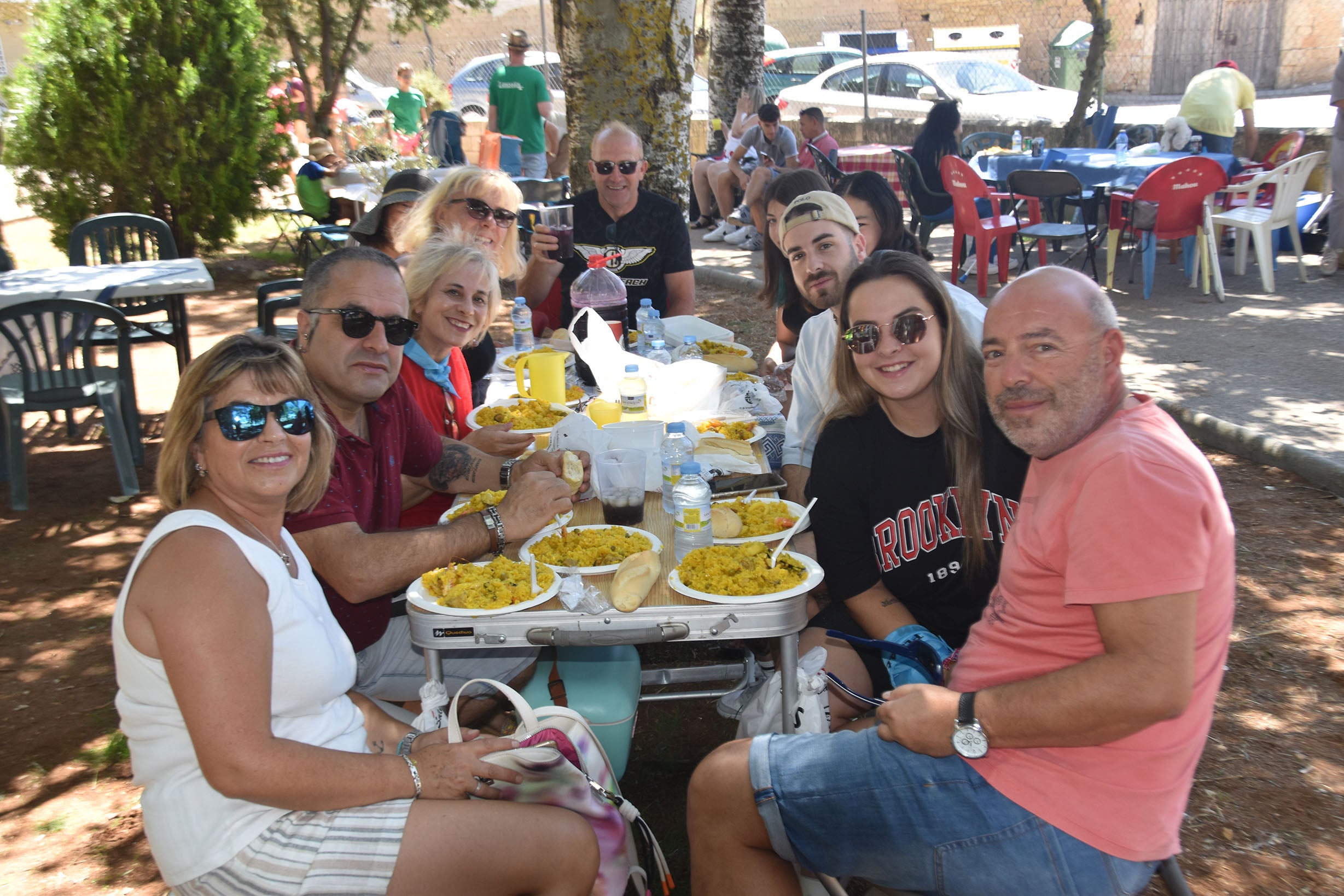 San Cristóbal de la Cuesta reparte 1.800 raciones solidarias de paella en el fin de fiestas