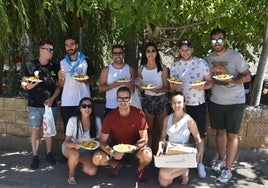 Un grupo de jóvenes de la localidad con su plato de paella