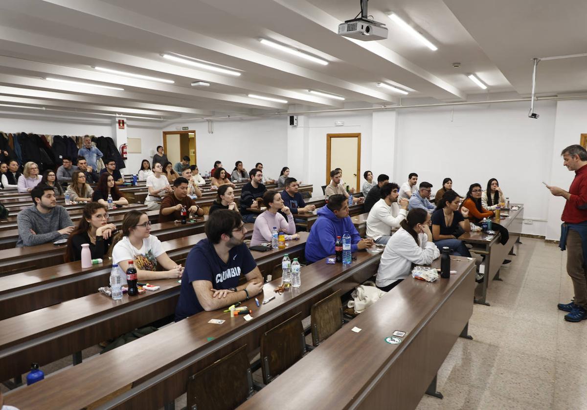 Lectura de las instrucciones en uno de los exámenes de formación especializada celebrado el pasado mes de enero.