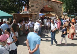 El arco de entrada al Mercado Campesino, lleno de público, en Miranda de Azán