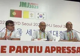 Raúl Tinajero, el cardenal Juan José Omella y José Gabriel Vera, en la rueda de prensa de la Conferencia Episcopal Española en Lisboa.