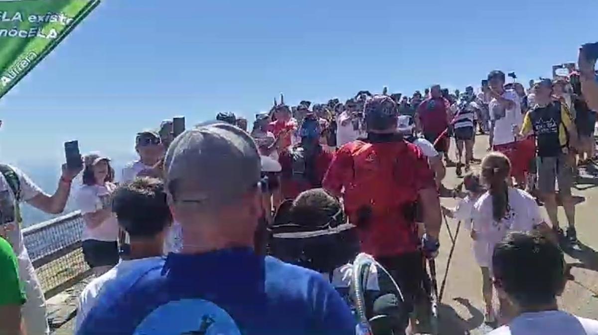 El emocionante momento en el que José Luis Capitán alcanzó la cima de la Peña de Francia entre aplausos