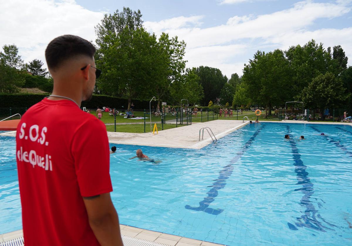 Un vigilante contempla a los bañistas en La Aldehuela.