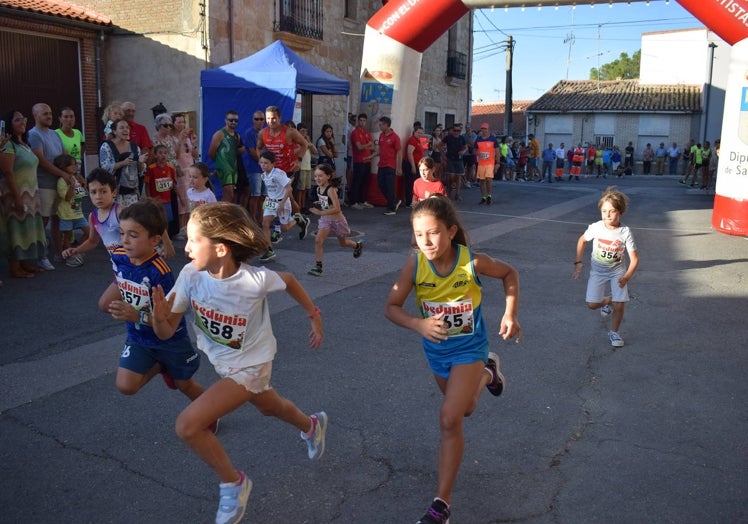 Imagen principal - Villar de Gallimazo disfrutó de su deporte: el atletismo