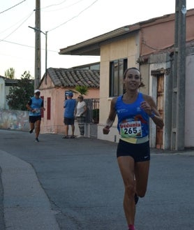 Imagen secundaria 2 - Villar de Gallimazo disfrutó de su deporte: el atletismo