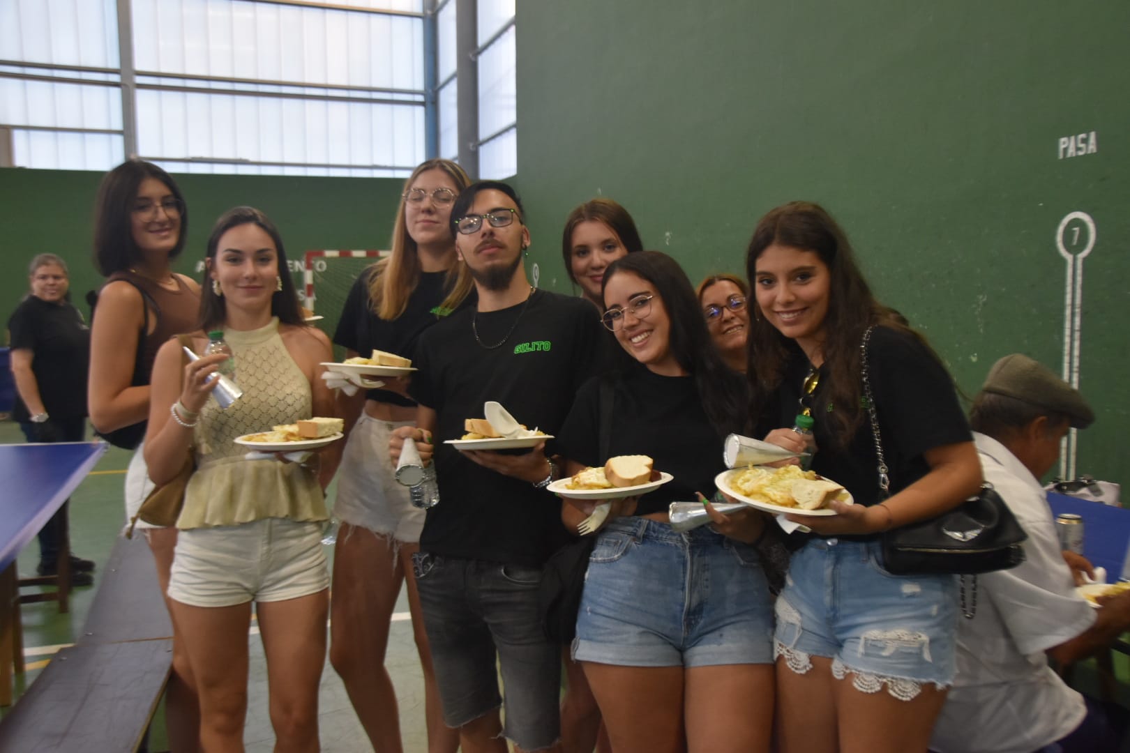 Calvarrasa de Abajo despide sus fiestas con... ¡1.800 huevos fritos!