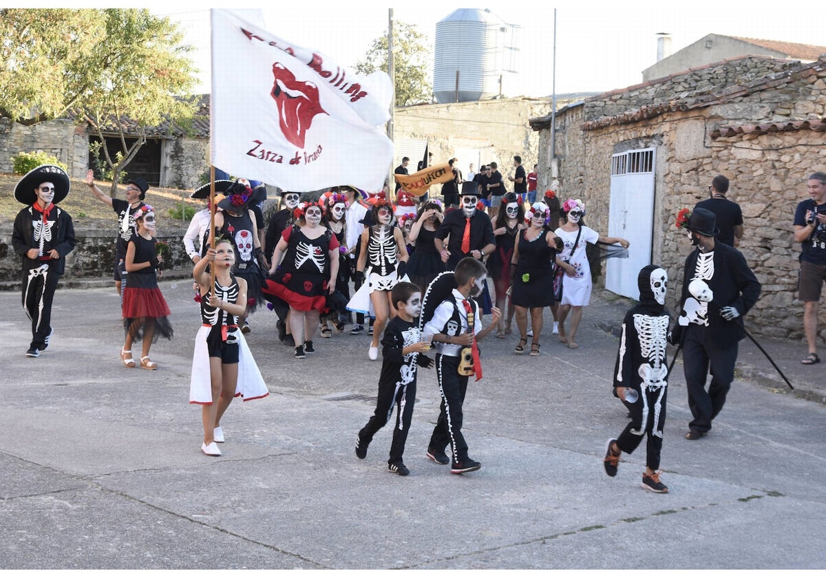 Desfile de peñas con disfraces por las calles de La Zarza.