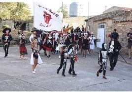 Desfile de peñas con disfraces por las calles de La Zarza.