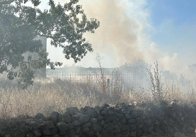 Un incendio en Abusejo moviliza a medios aéreos y terrestres