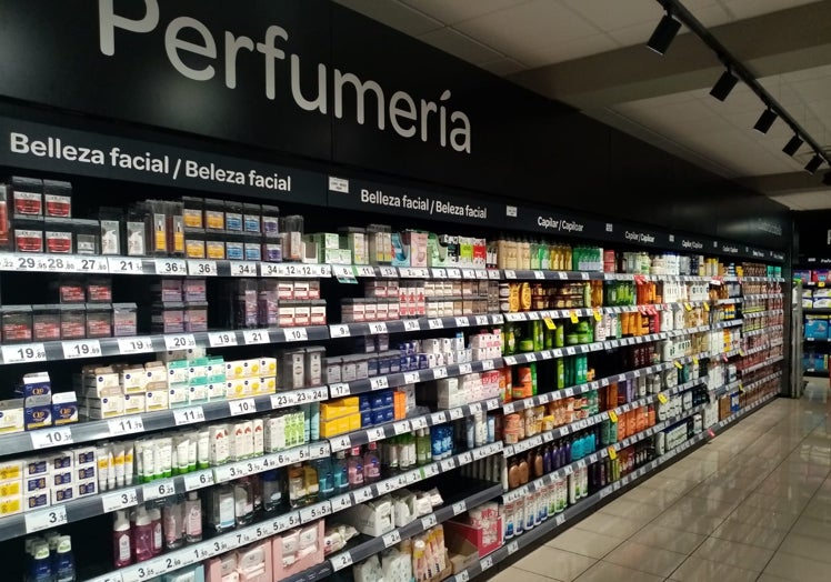 Sección de perfumería en Carrefour Market Gildo