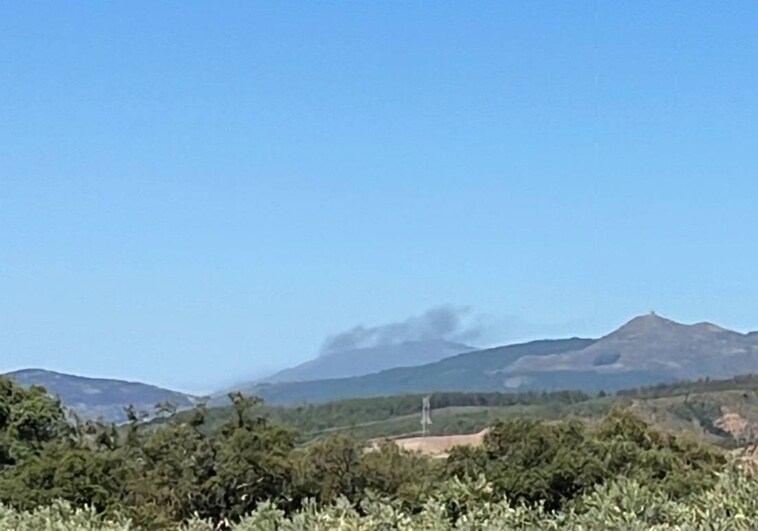 Preocupación por un incendio forestal en Cáceres muy cercano a la provincia de Salamanca