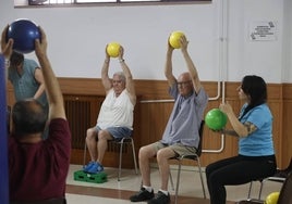 Personas mayores realizando actividad física