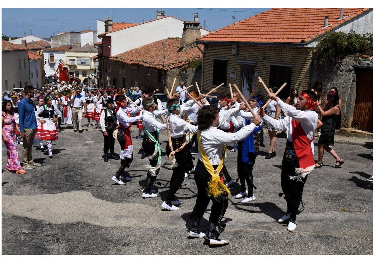 Tradicional baile del paleo con trajes típicos.