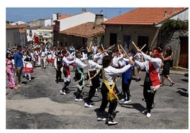 Tradicional baile del paleo con trajes típicos.